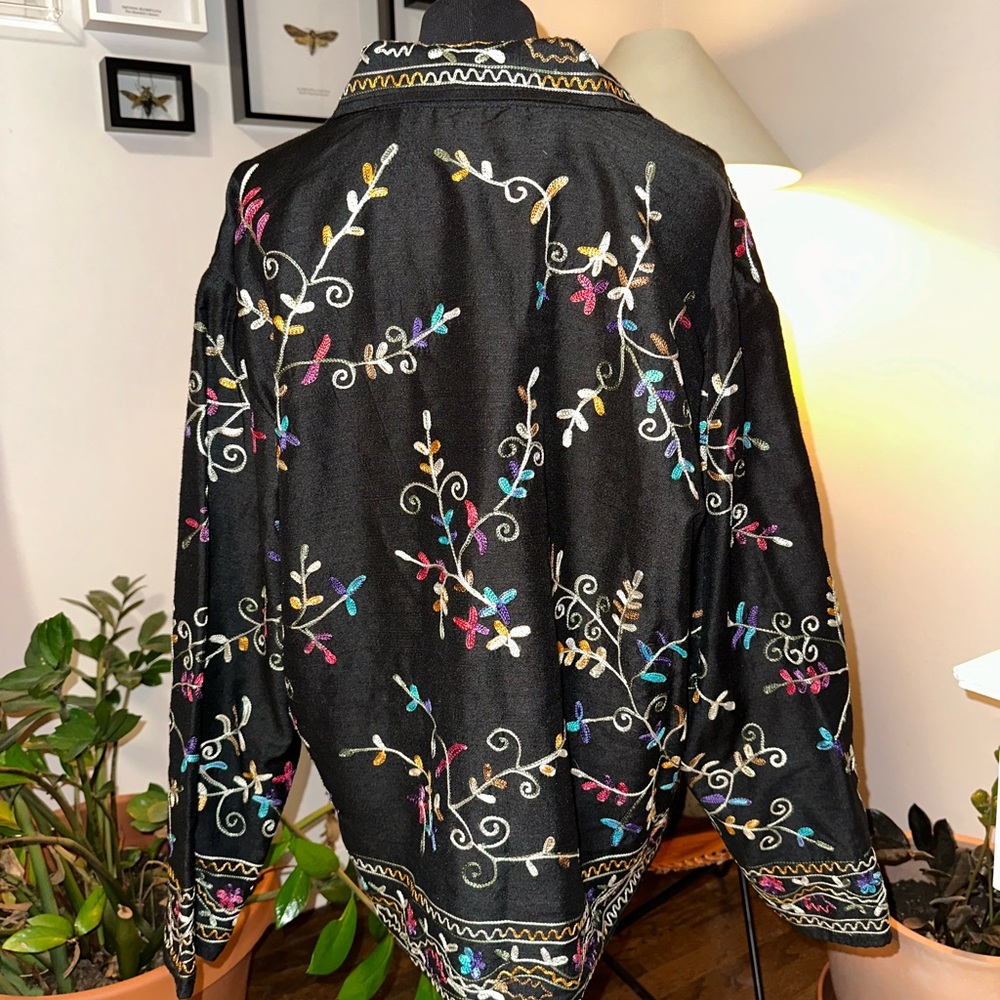 Black Floral Embroidered Light Jacket - Picture 2 of 4